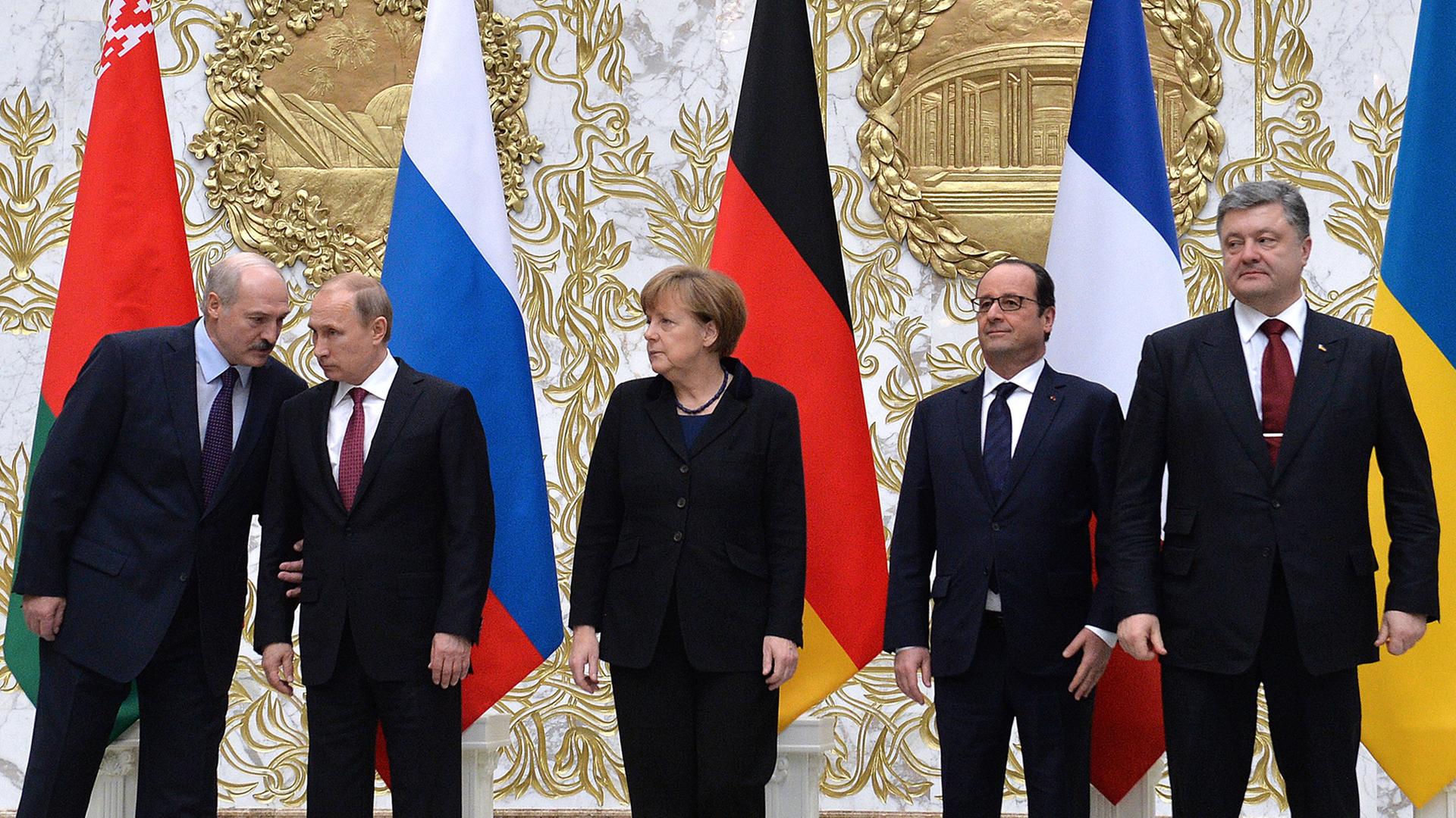 Lukaschenko, Putin, Merkel, Hollande und Poroschenko beim Krisentreffen zur Ukraine in Minsk