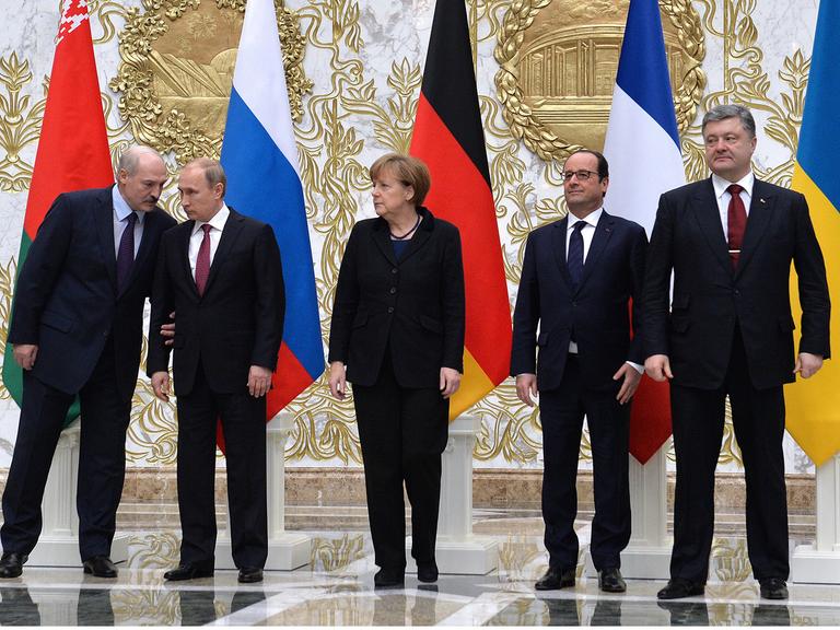 Lukaschenko, Putin, Merkel, Hollande und Poroschenko beim Krisentreffen zur Ukraine in Minsk