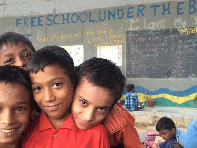 Kinder in der freien Schule unter der Metro-Brücke in Neu-Delhi
