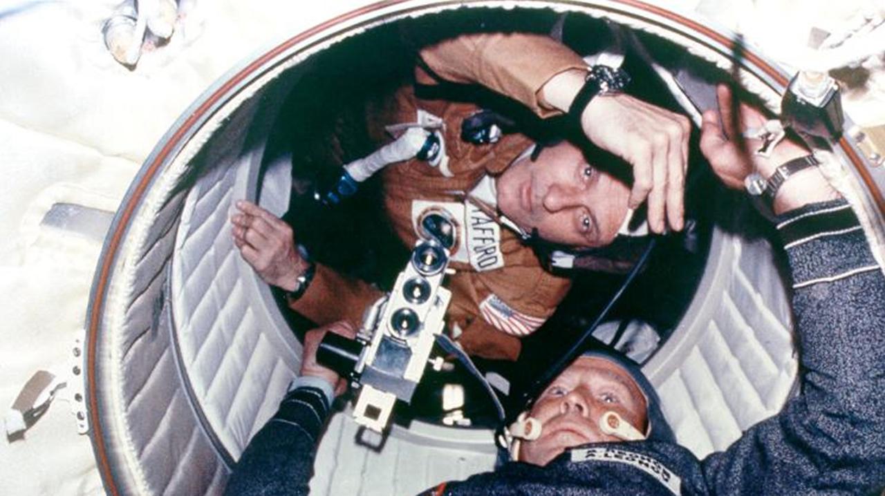 Alexej Leonow (vorne) und Thomas Stafford in der Verbindungsschleuse zwischen den Raumschiffen 
