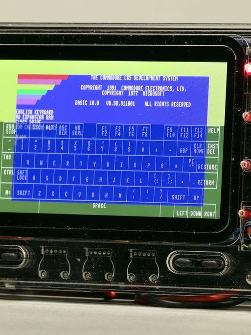 Zu sehen ist eine Studie des MEGAphone, ein 8-bit -Open Source Gerät mit Steuerkreuz und Tastbildschirm, dessen Software dem Commodore 64 ähnelt.