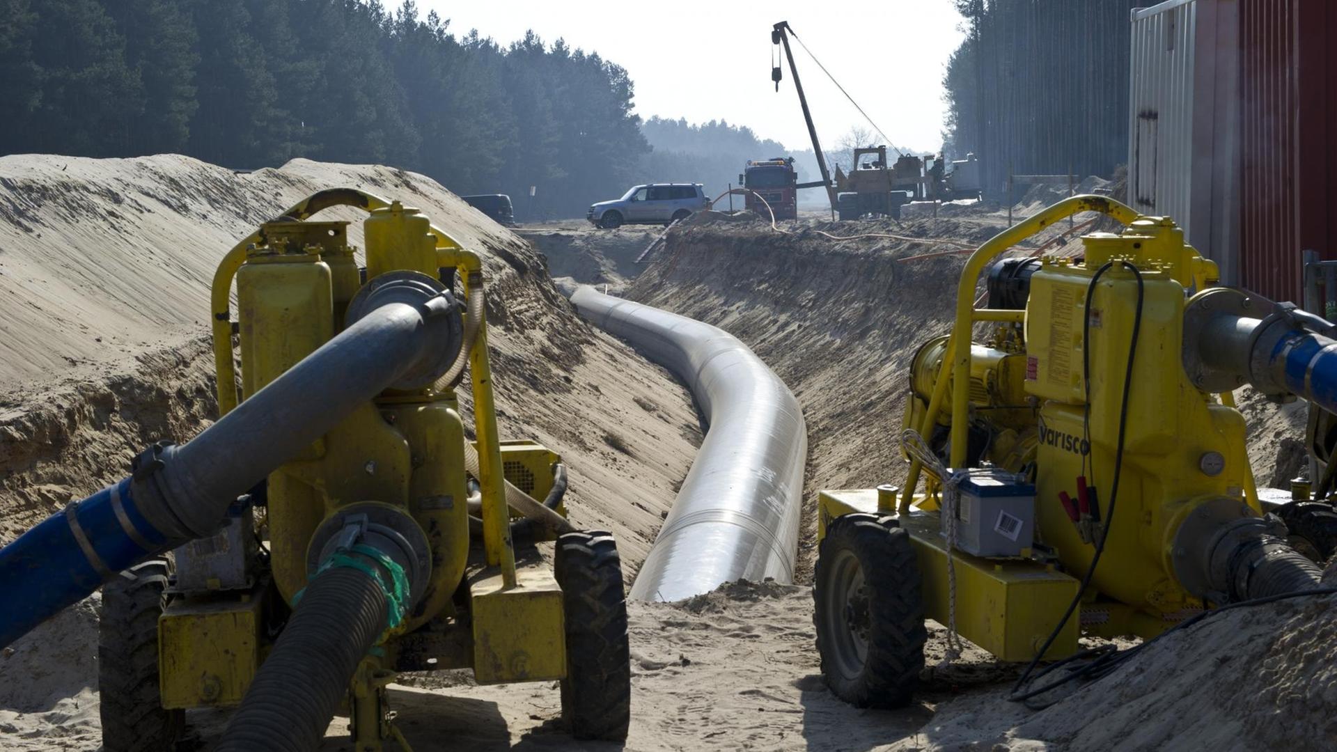 Die Gasröhre im ausgehobenen Graben auf einer Baustelle.