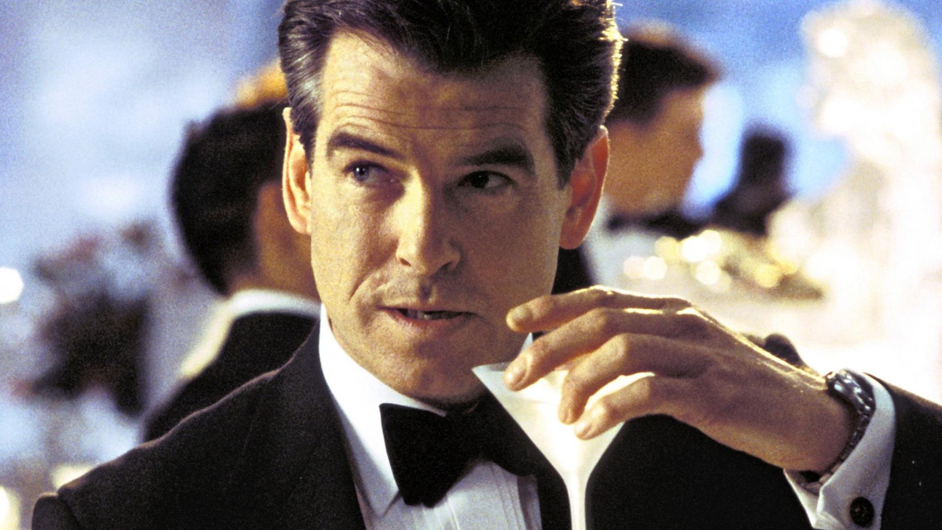 "Geschüttelt, nicht gerührt": James Bond (Pierce Brosnan) trinkt im neuen Kinofilm "James Bond 007 - Stirb an einem anderen Tag" einen Martini