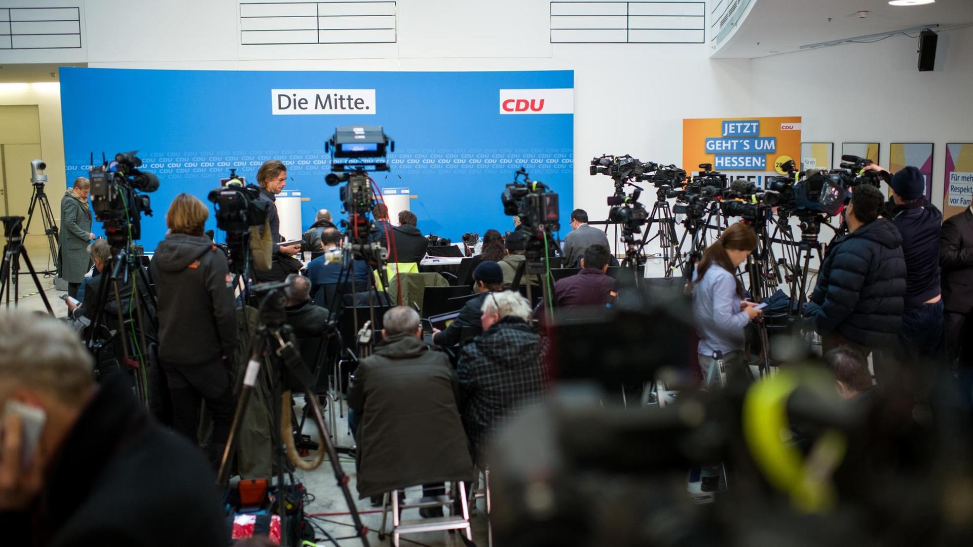Journalisten warten auf die Pressekonferenz von Bundeskanzlerin Merkel und Ministerpräsident Bouffier.