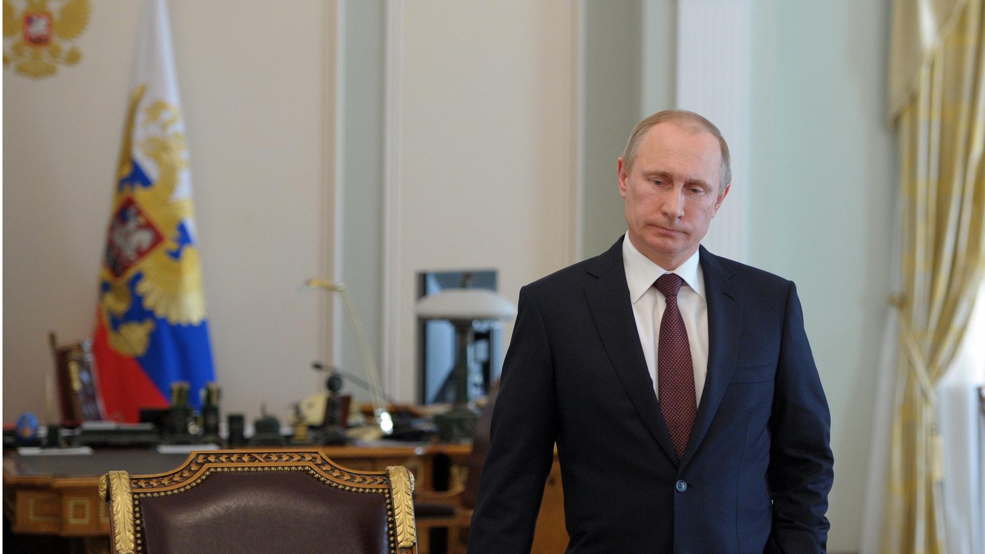 Wladimir Putin blickt nachdenklich drein.