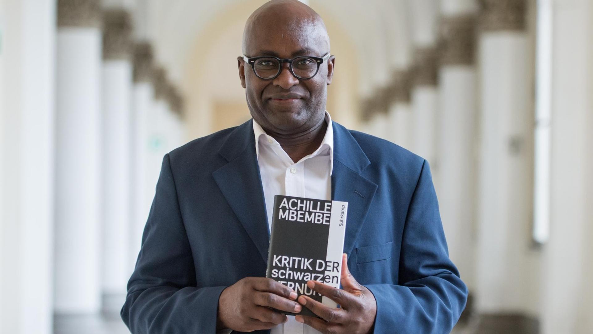 Der Schriftsteller Achille Mbembe hält in der Ludwig-Maximilians-Universität in München sein Buch "Kritik der schwarzen Vernunft"