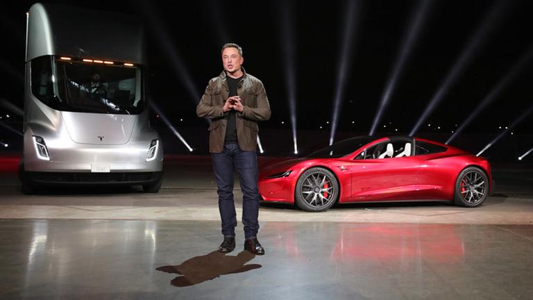 Elon Musk auf einer Tesla-Produktion