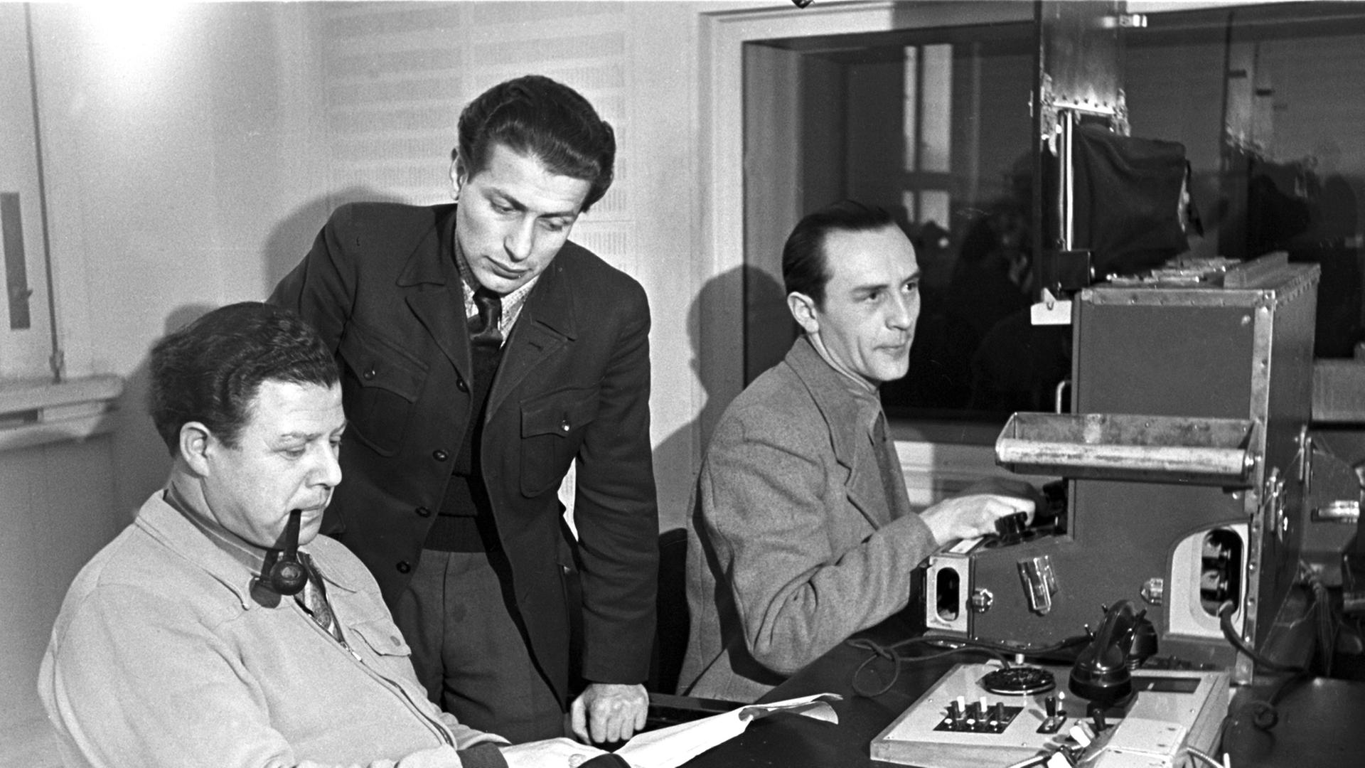 Der Spielleiter von Radio Frankfurt, Theodor Steiner, der Chefredakteur der Jüdischen Rundschau, Israel I. Blumenfeld und der Toningenieur Leopold Levitt (v.l.n.r.) bei einer Besprechung im Studio.