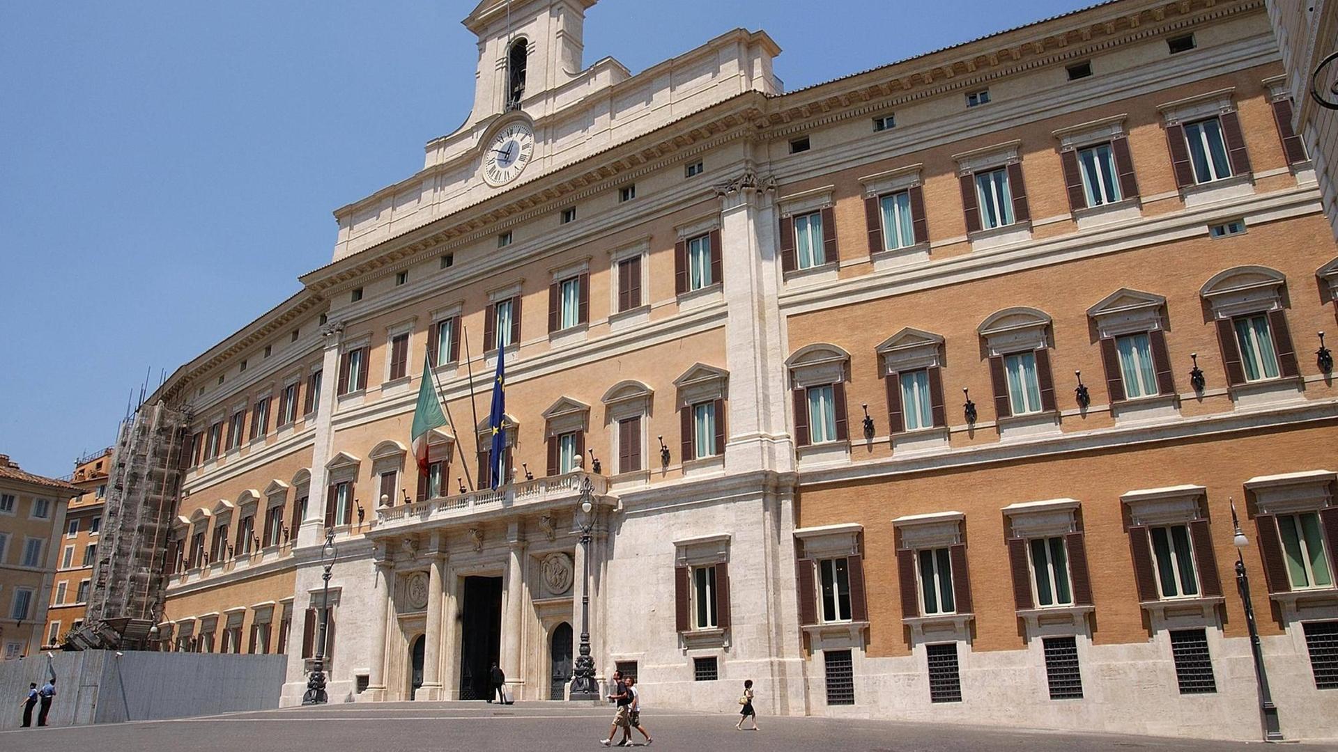 Das Foto zeigt die Fassade des Parlamentsgebäude in Rom