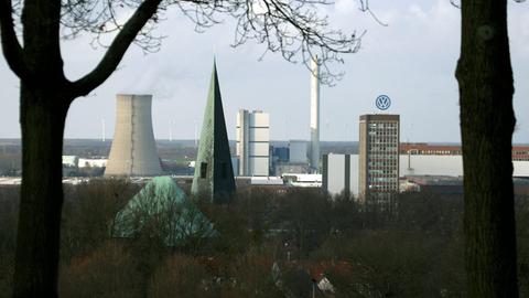 Kreuzkirche am Laagberg zwischen VW Verwaltungsgebäude und dem Kohlekraftwerk in Wolfsburg