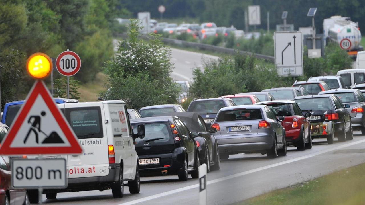 In einer langen Schlange stauen sich am Freitag (17.07.2009) bei Erkheim (Schwaben) Fahrzeuge auf der Autobahn A96 vor einer Baustelle.