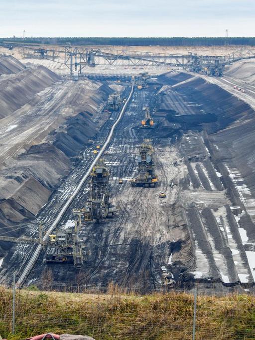 Blick in den Braunkohletagebau Jänschwalde der LEAG (Lausitz Energie Bergbau AG) am 07.01.2018 unweit der Ortschaft Grießen (Brandenburg).
