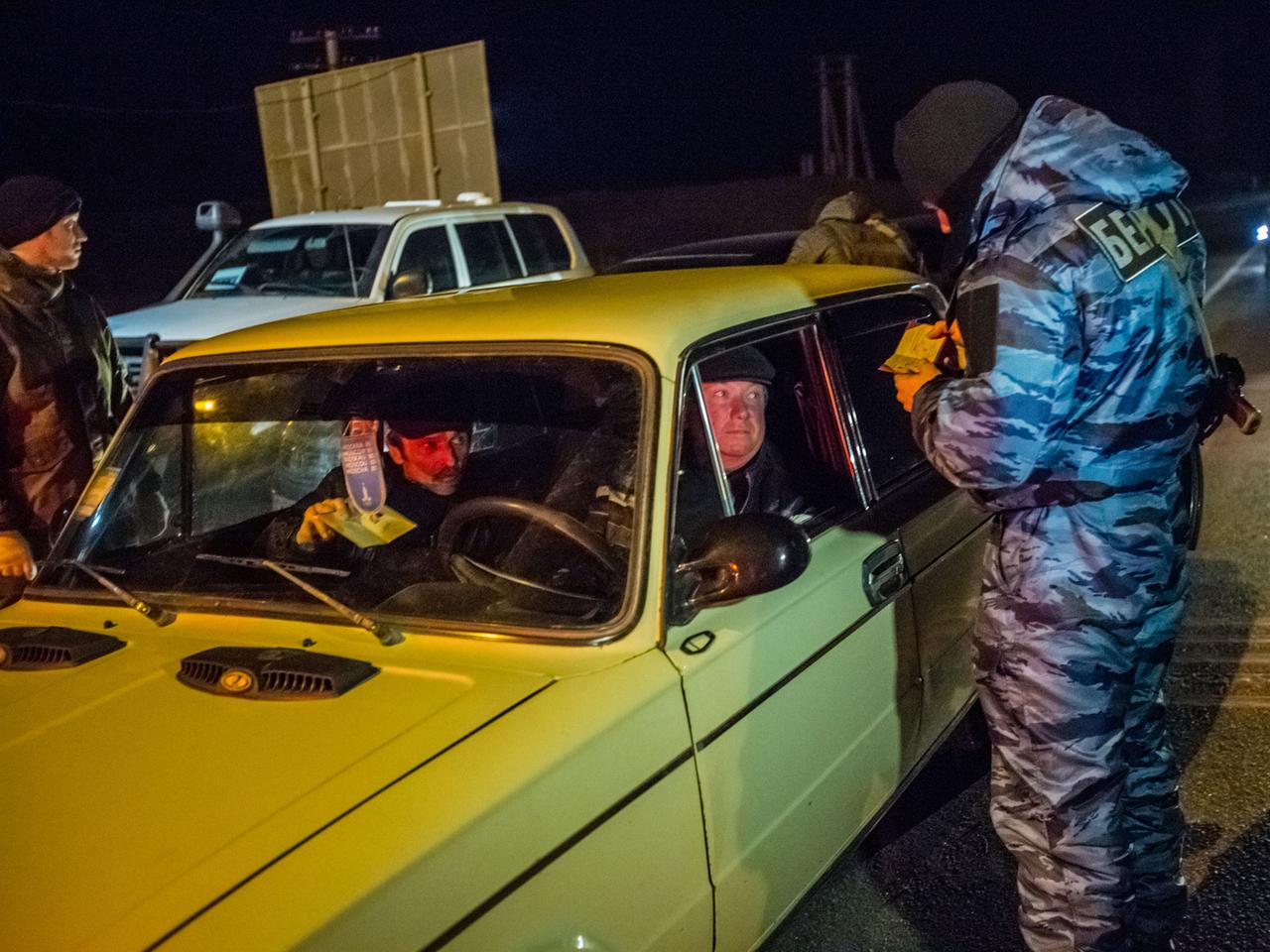 Mitglieder der Berkut-Spezialeinheit kontrollieren die Straßenwege zur Krim, hier in der Nähe von Armjansk.