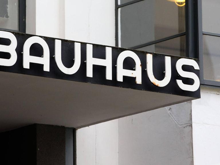 Schriftzug am Bauhaus in Dessau.