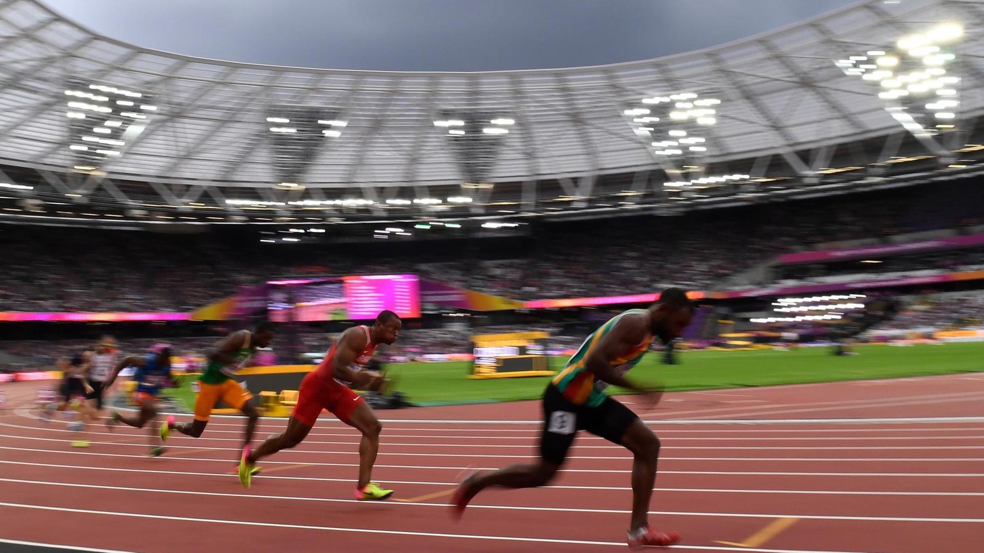 Läufer bei der Leichtathletik-WM 2017 passieren eine Kurve in der Qualifikation über 200 m der Männer
