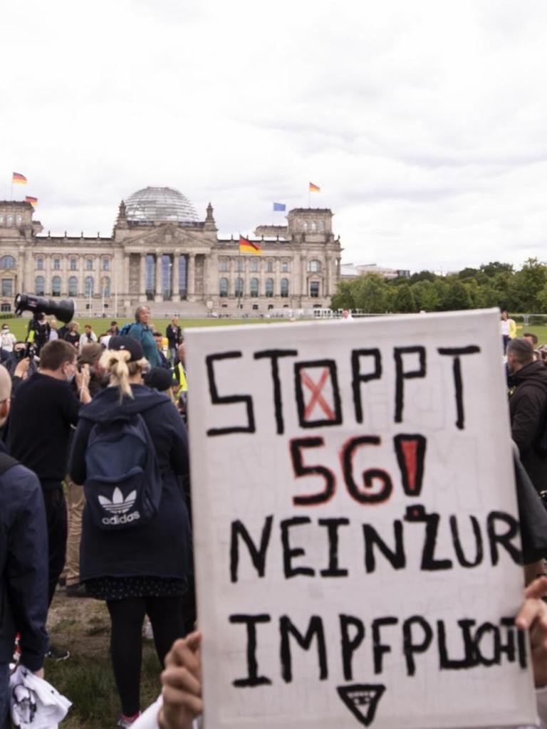 Verschwörungstheoretiker demonstrieren vor dem Reichstag in Berlin.