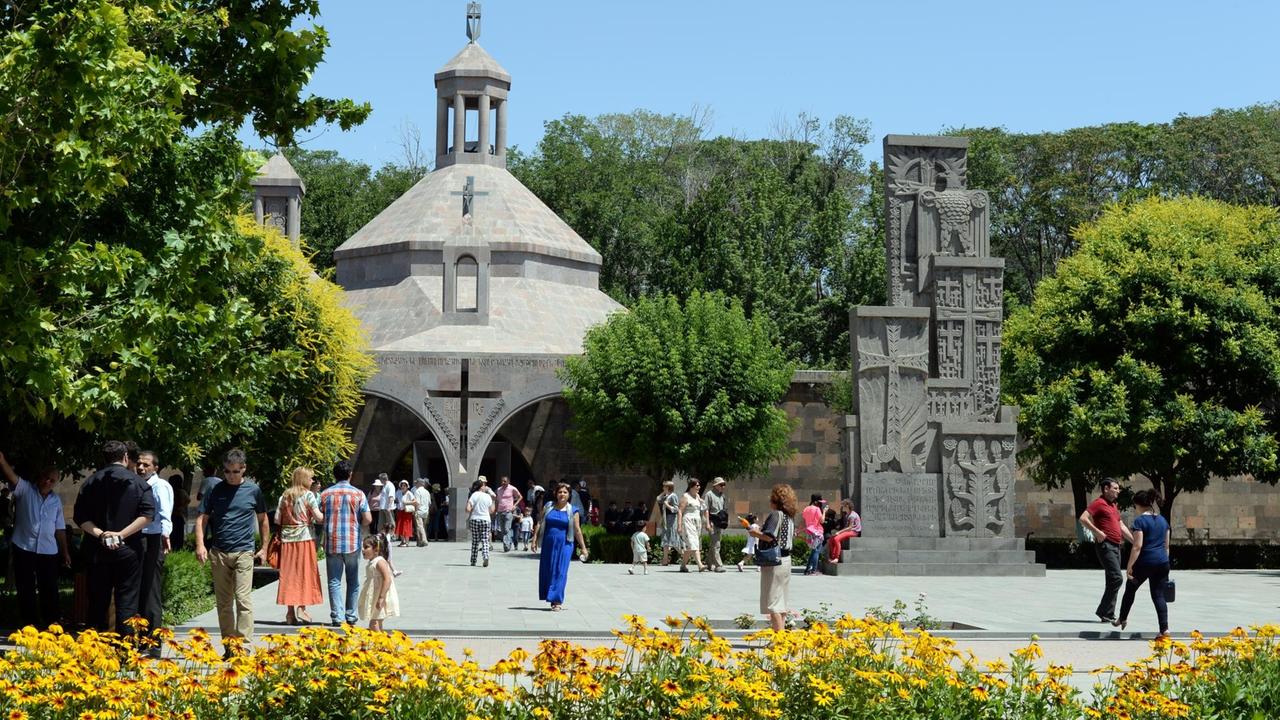 Die Kathedrale von Etschmiatsin, Mayr Tajar Surb Etschmiadsin, die Muttergotteskirche des heiligen Etschmiadsin, im Juli 2014. Sie ist seit 2000 Unesco-Weltkulturerbe und wird als ältester christlicher Ort der Armenier verehrt.