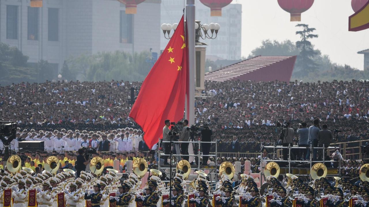 Mit einer großen Militärparade auf dem Platz des Himmlischen Friedens in Peking feiert China den 70. Jahrestag der Gründung der Volksrepublik.