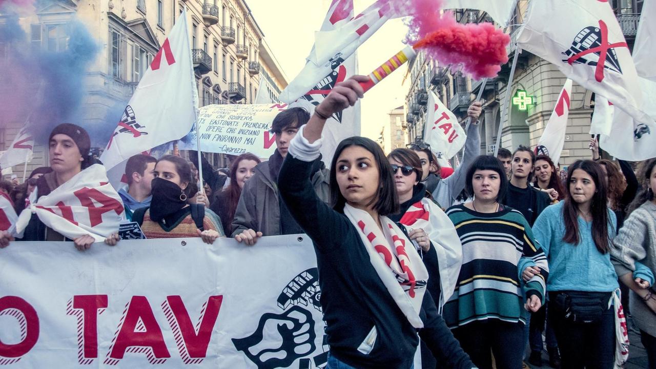 Demonstranten protestieren in Turin gegen den Bau der Hochgeschwindigkeitstrasse für die Verbindung Turin - Lyon (TAV).
