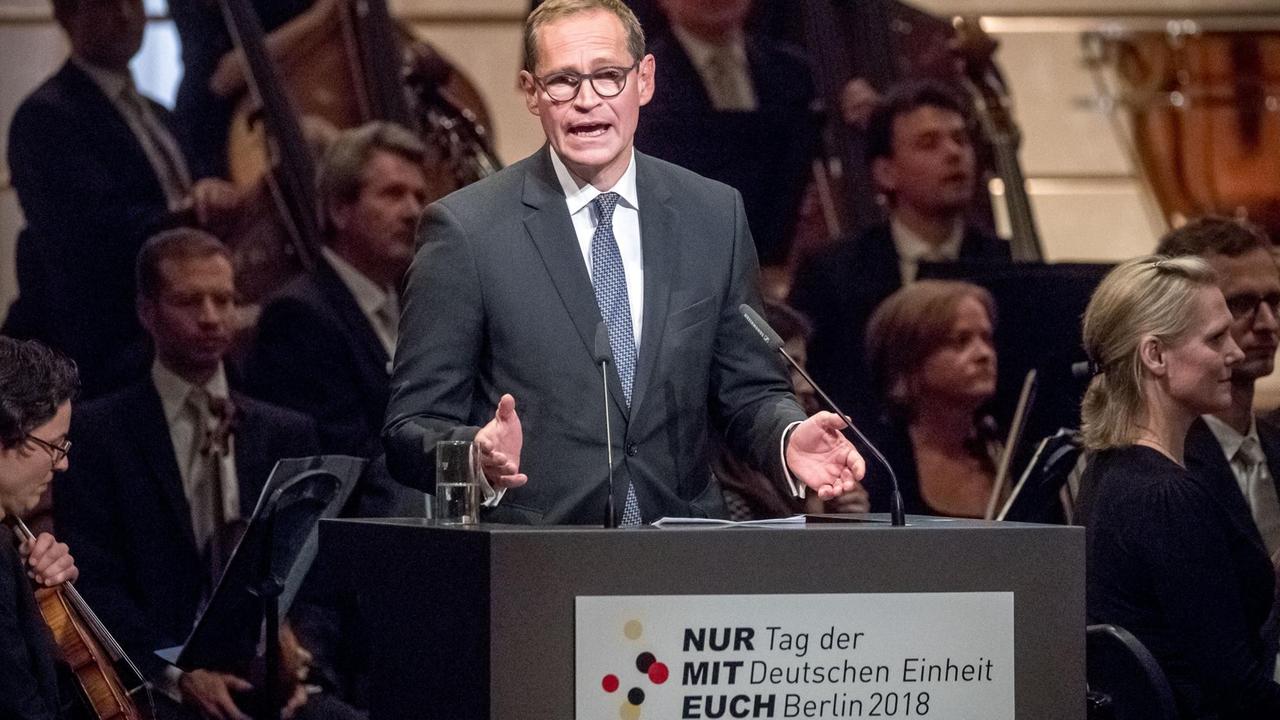 Michael Müller (SPD), Regierender Bürgermeister von Berlin und amtierender Bundesratspräsident, spricht in der Staatsoper beim Festakt im Rahmen der Feierlichkeiten zum Tag der Deutschen Einheit.