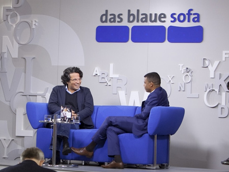 Der Schriftsteller Robert Pfaller und Moderator René Aguigah sitzen während der Frankfurter Buchmesse auf dem Blauen Sofa
