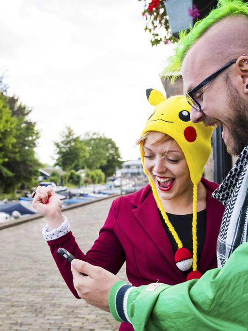 Pokemon Go begeistert auch zwei Spieler in Leerdam (Niederlande).
