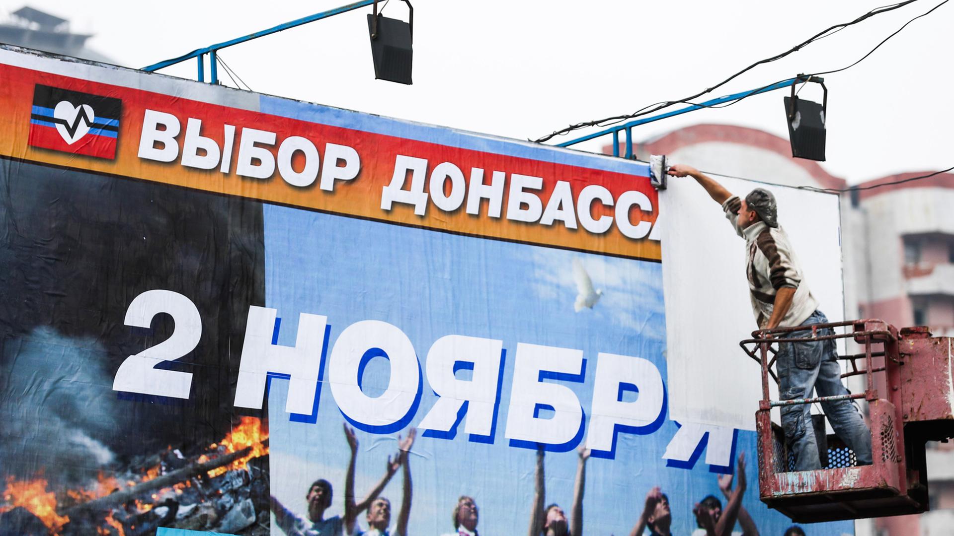 Ein Plakat in der ostukrainischen Region Donezk und Lugansk wirbt für die Teilnahme an der Parlamentswahl am 02.11.2014.
