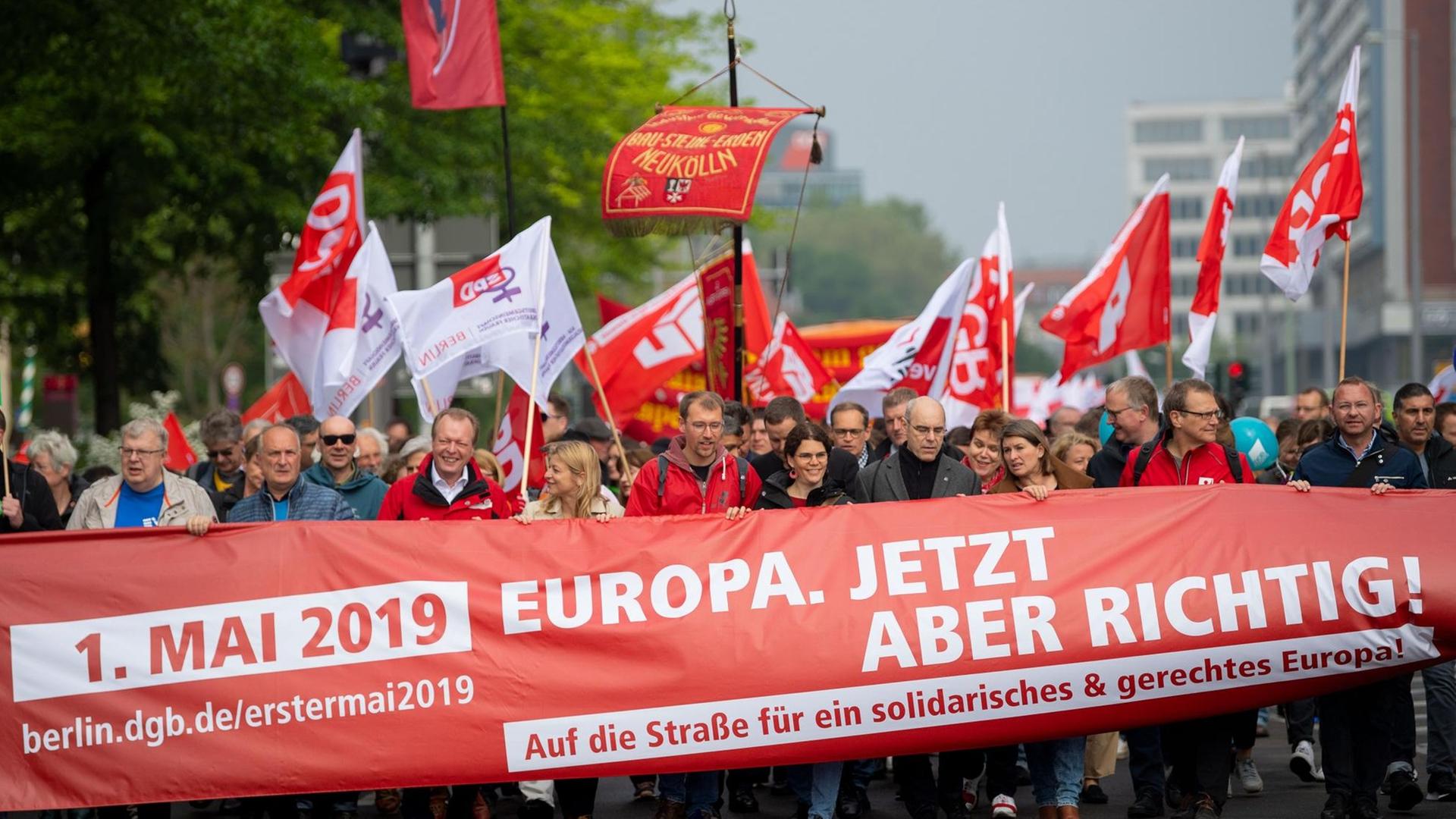 Zahlreiche Menschen nehmen in Berlin an der Demonstration der Gewerkschaften zum Tag der Arbeit teil. Auf ihrem Plakat steht: "Europa. Jetzt aber richtig!"
