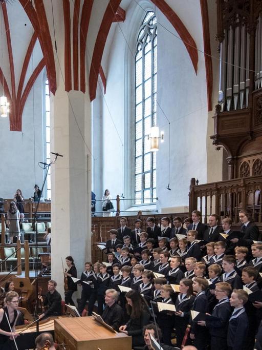 Der Thomanerchor unter der Leitung von Thomaskantor Gotthold Schwarz (l) eröffnet in der Thomaskirche Leipzig das Bachfest 2019.