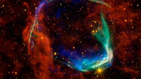 Für dieses Bild des Überrests der Supernova von 185 wurden Aufnahmen der Röntgensatelliten XMM-Newton und Chandra und des Infrarot-Satelliten Spitzer kombiniert (NASA/ESA)