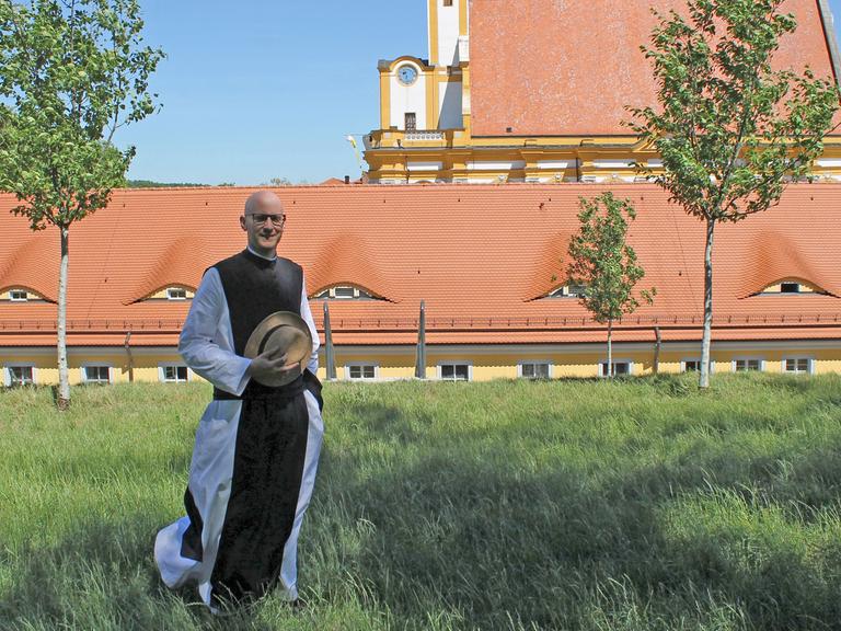 Pater Kilian vor seinem Kloster in Neuzelle.