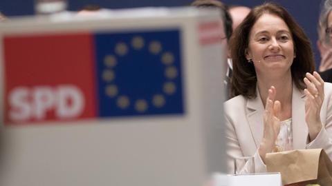 Katarina Barley (SPD), Bundesjustizministerin, applaudiert bei der Delegiertenkonferenz ihrer Partei ins Willy-Brandt-Haus.