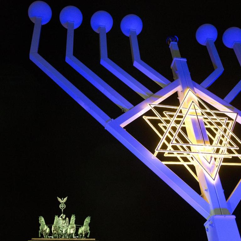 Ein Chanukka-Leuchter steht vor dem Brandenburger Tor