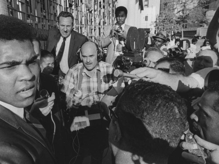 Der Boxer Muhammad Ali am 20. Juni 1967. Nach seiner Verurteilung durch eine weiße Jury zu fünf Jahren Gefängnis spricht er mit Journalisten.
