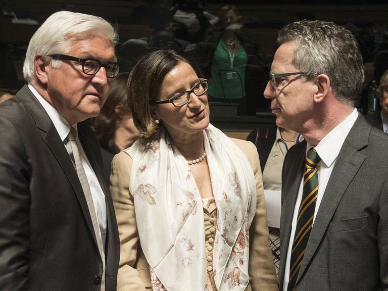 Bundesaußenminister Frank-Walter Steinmeier, Österreichs Innenministerin Johanna Mikl-Leitner und Bundesinnenminister Thomas de Maizière beim Treffen der EU-Außen- und Innenminister in Luxemburg am 20. April 2015.