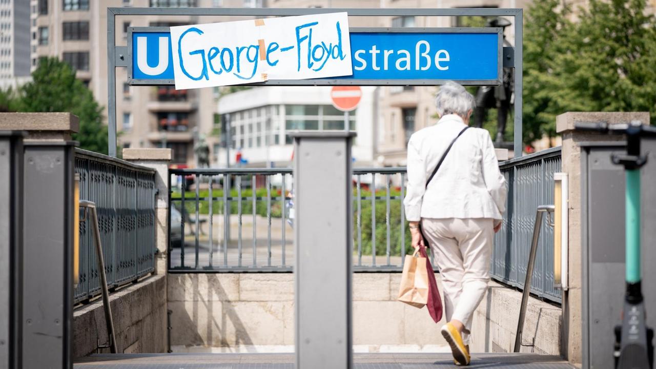 An der U-Bahnhaltestelle Mohrenstraße in Berlin-Mitte hängt auf dem U-Bahn-Halstestellenschild ein Plakat mit der Aufschrift "George-Floyd" im Gedenken an den in Minneapolis getöteten Afroamerikaner. 