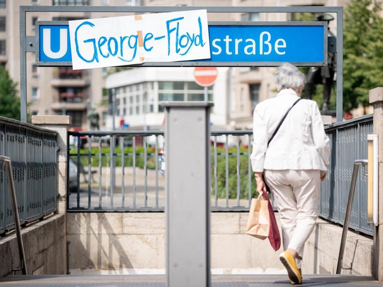 An der U-Bahnhaltestelle Mohrenstraße in Berlin-Mitte hängt auf dem U-Bahn-Halstestellenschild ein Plakat mit der Aufschrift "George-Floyd" im Gedenken an den in Minneapolis getöteten Afroamerikaner.
