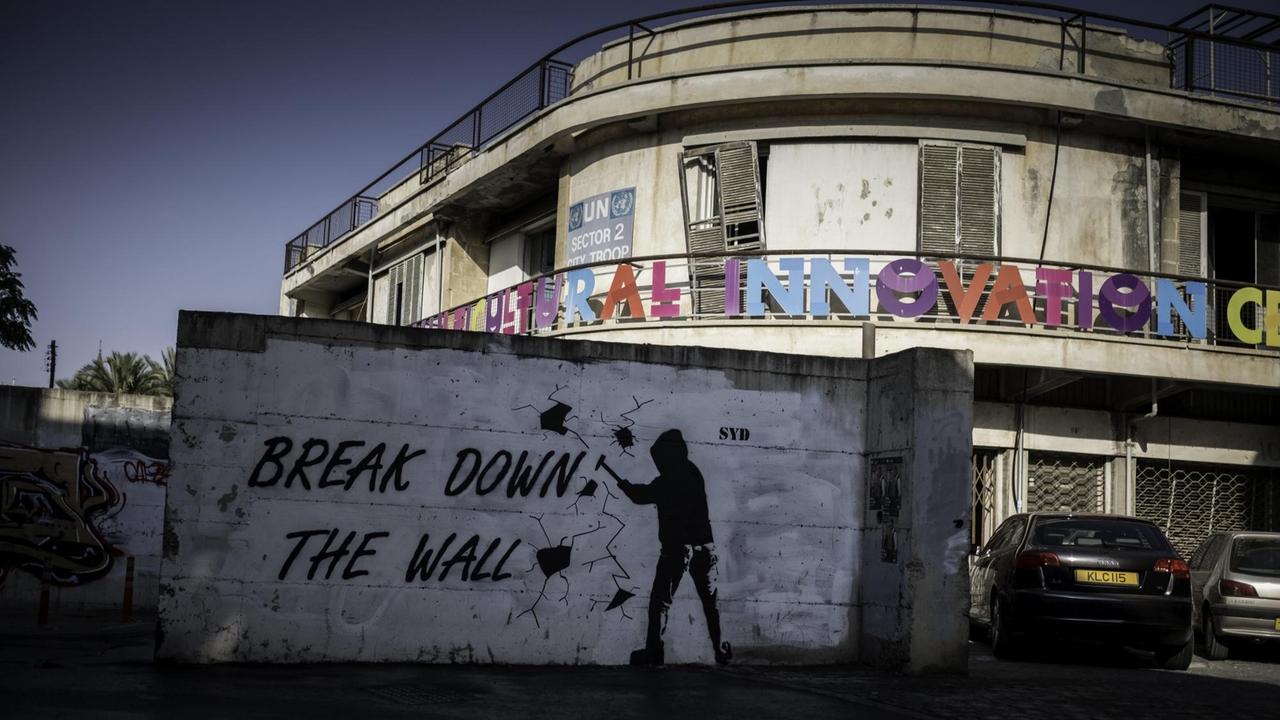 Ein Graffiti auf einer Wand in Nicosia auf der geteilten Insel Zypern: "Break down the wall" - "Reißt die Mauer nieder"
