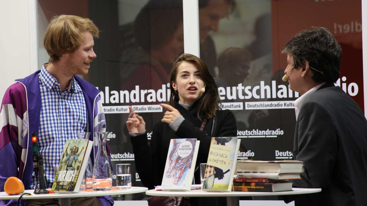 Die Debütautoren Kat Kaufmann ("Superposition") und Stefan Ferdinand Etgeton ("Rucksackkometen") auf der Deutschlandradiobühne auf der Frankfurter Buchmesse 2015. 