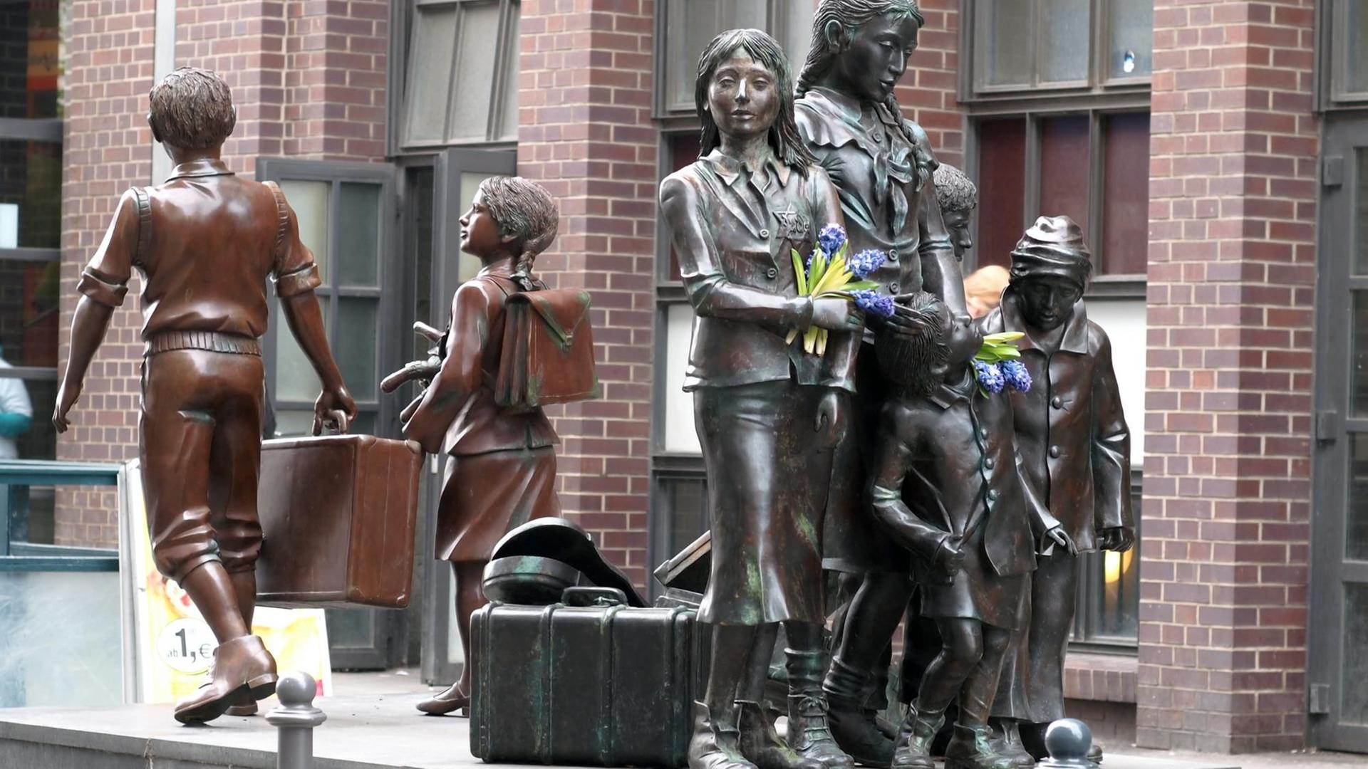 Die Bronzefiguren "Züge in das Leben - Züge in den Tod" von Frank Meisler stehen vor dem Bahnhof Friedrichstraße in Berlin und erinnern an die Deportation von Kindern während des Nationalsozialismus.