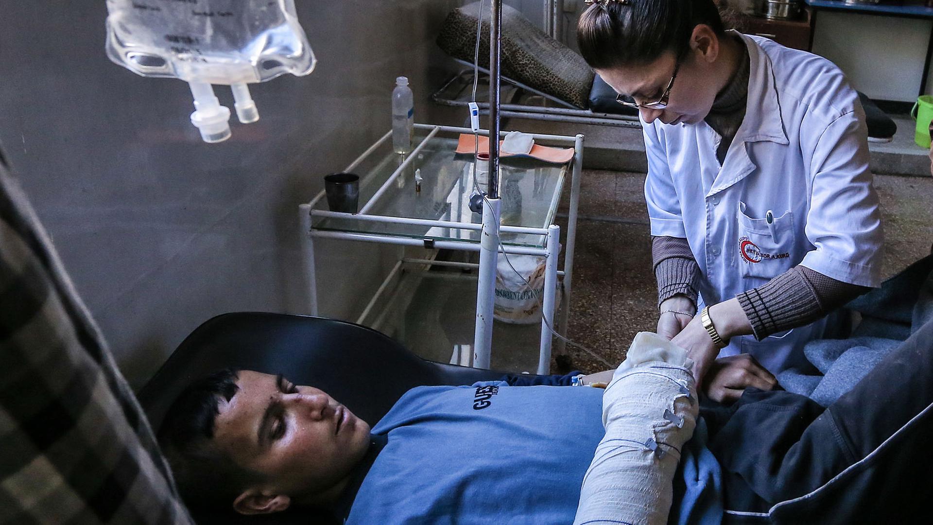 Medizinische Behandlung eines Verwundeten im syrischen Aleppo am 7. März 2016
