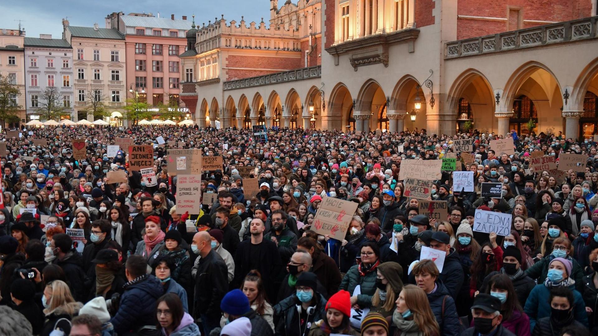 Zahlreiche Demonstranten demonstrieren mit Plakaten und Flaggen gegen das polnische Abtreibungsrecht. Zahlreiche Demonstranten demonstrieren mit Plakaten und Flaggen gegen das polnische Abtreibungsrecht.