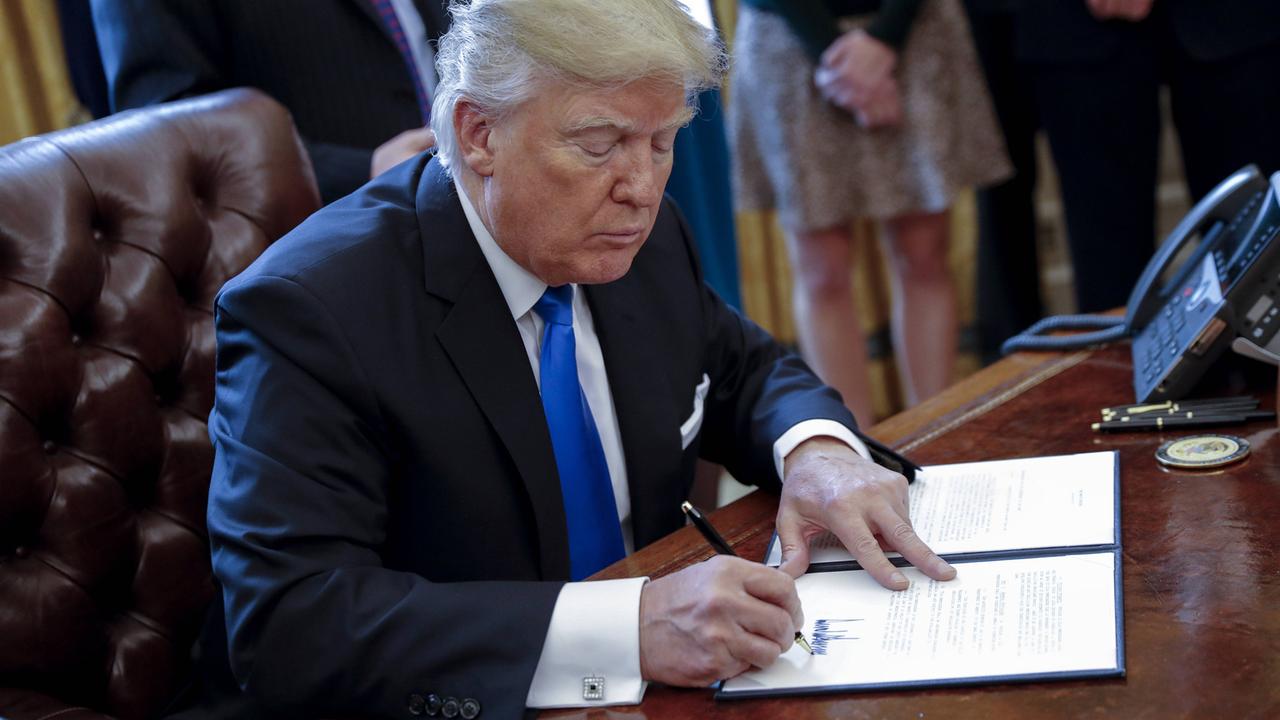 US-Präsident Donald Trump unterzeichnet ein Dekret, das den Weiterbau der umstrittenen Dakota Access Pipeline genehmigt. Die Pipeline führt entlang heiliger Stätte der Sioux.
