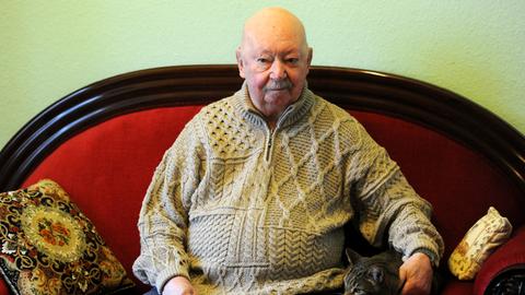Der deutsche Schriftsteller Günter Kunert sitzt am 28.02.2014 im Wohnzimmer seines Hauses in Kaisborstel (Schleswig-Holstein), neben ihm der Kater "Pussy".