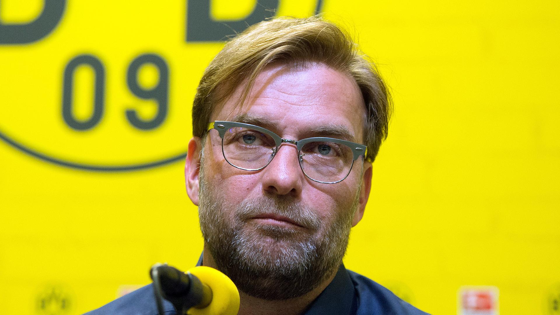 Der Dortmunder Trainer Jürgen Klopp spricht einer Pressekonferenz des Fußball-Bundesligisten Borussia Dortmund im Signal Iduna Park in Dortmund.