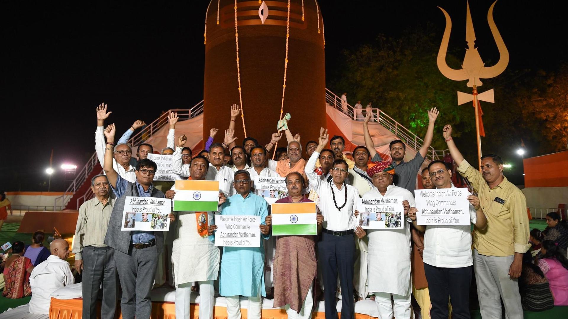 Im indischen Ahmedabad feiern Menschen die Übergabe des abgeschossenen Piloten Abhinandan Varthaman von Pakistan an Indien