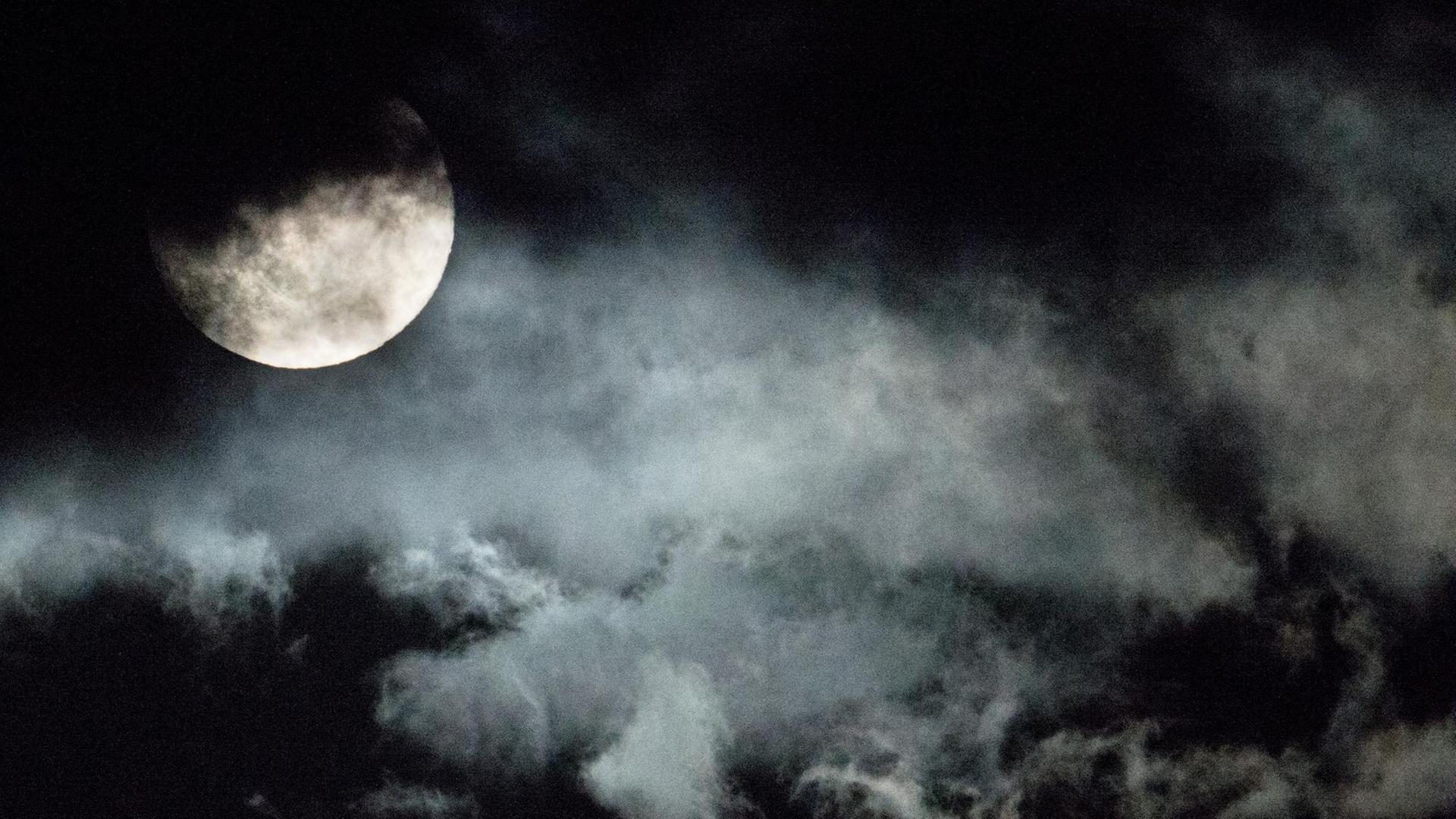 Dichte Wolken verdecken den Mond.