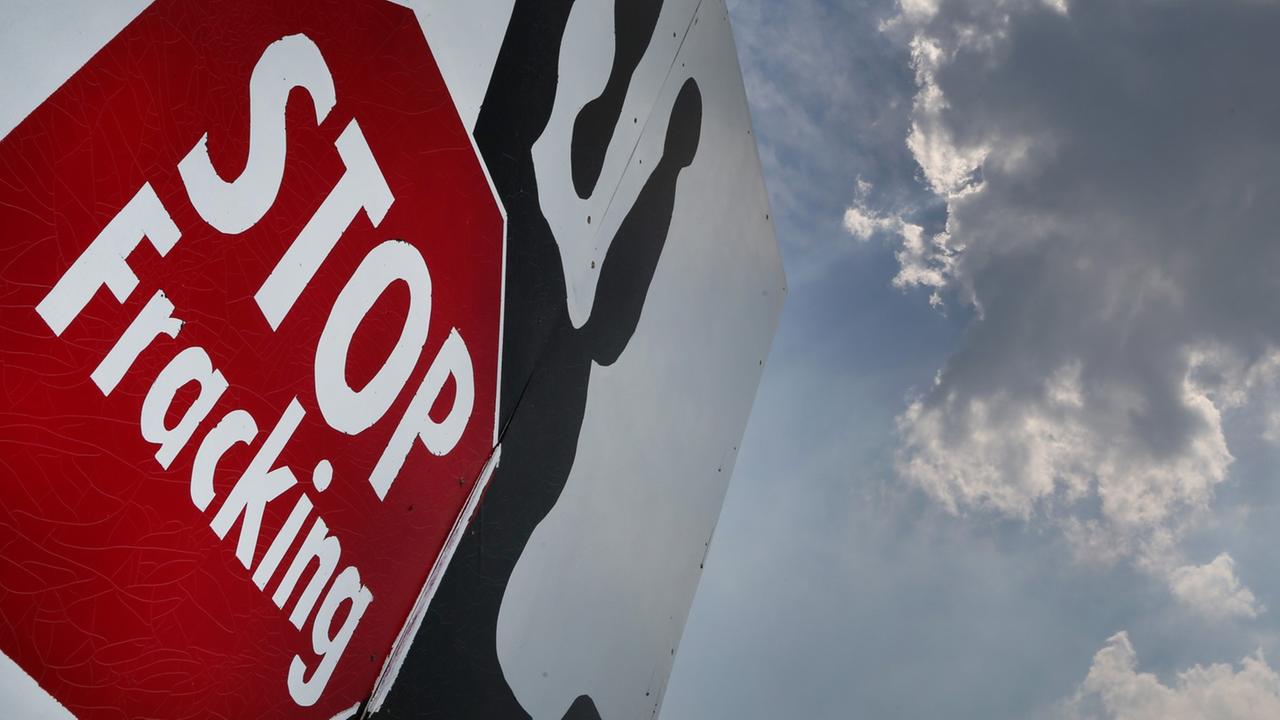 Ein Plakat mit der «Stop Fracking» steht am 03.06.2014 in Brünen (Nordrhein-Westfalen) am Niederrhein in einem Feld.