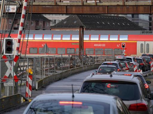Fahrzeuge stauen sich am 28.12.2017 in Hamburg an einer Baustelle am Bahnübergang an der Hammer Straße. Die Bauprojekte in und um Hamburg erfordern Geduld.