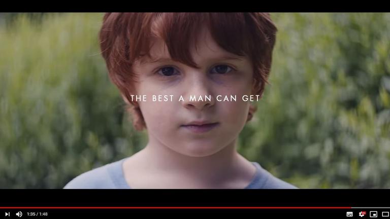 Screenshot von YouTube: Eine rothaariger Kunge schaut vor grünemHintergrund in die Kamera. Über senem Gesicht ist die Schrift "The best a man can get" zu lesen.